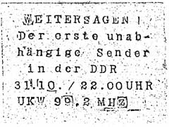 Diesen, im Original 4 x 4 cm großen Handzettel erstellen fünf Ostberliner Oppositionellen mittels eines Kinderstempelkastens.